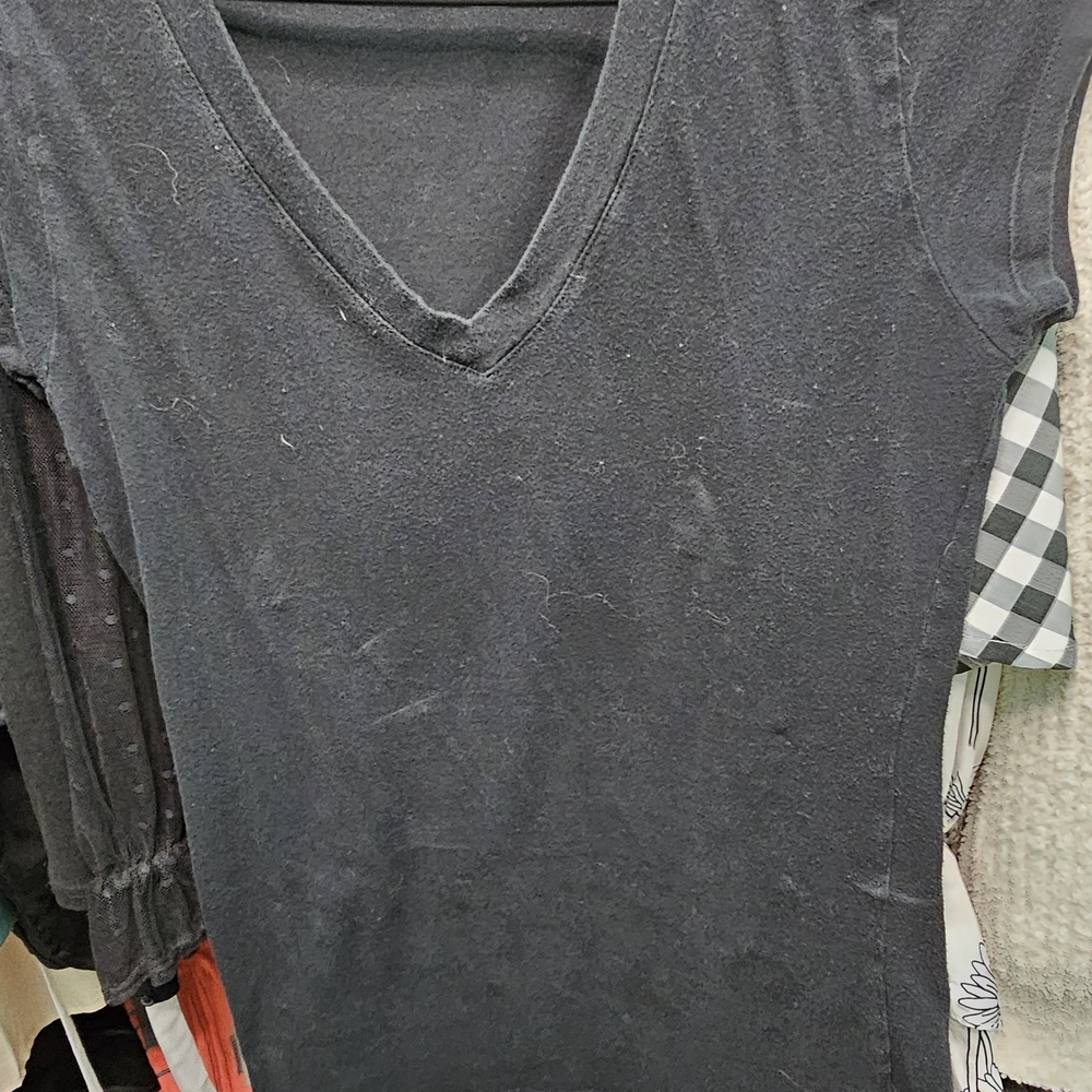 Zenana Outfitters Black V-Neck Short Sleeve Tee